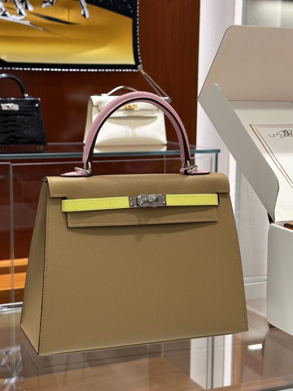 Hermès Kelly 25 Sellier in Gold Epsom Leather with Contrast Handle and Strap Multicolor Bag
